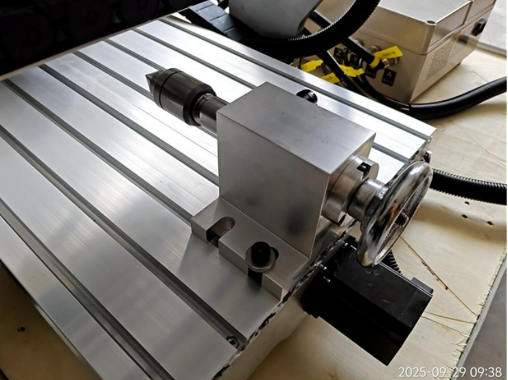 Фото Настольный фрезерный станок с ЧПУ DeskMill 4060 1500W (поворотная ось в комплекте)